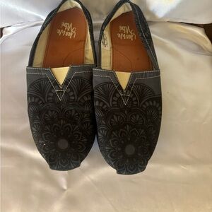 Yes We Vibe, Black Mandala casual shoes, size 8.5